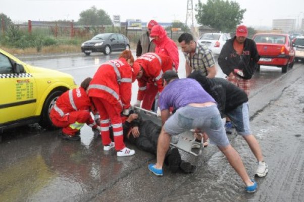 Accident rutier în zona Metro. Un pieton a necesitat intervenţia SMURD
